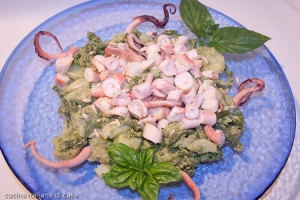 insalata di polpo alla genovese su piatto azzurro e sfondo bianco